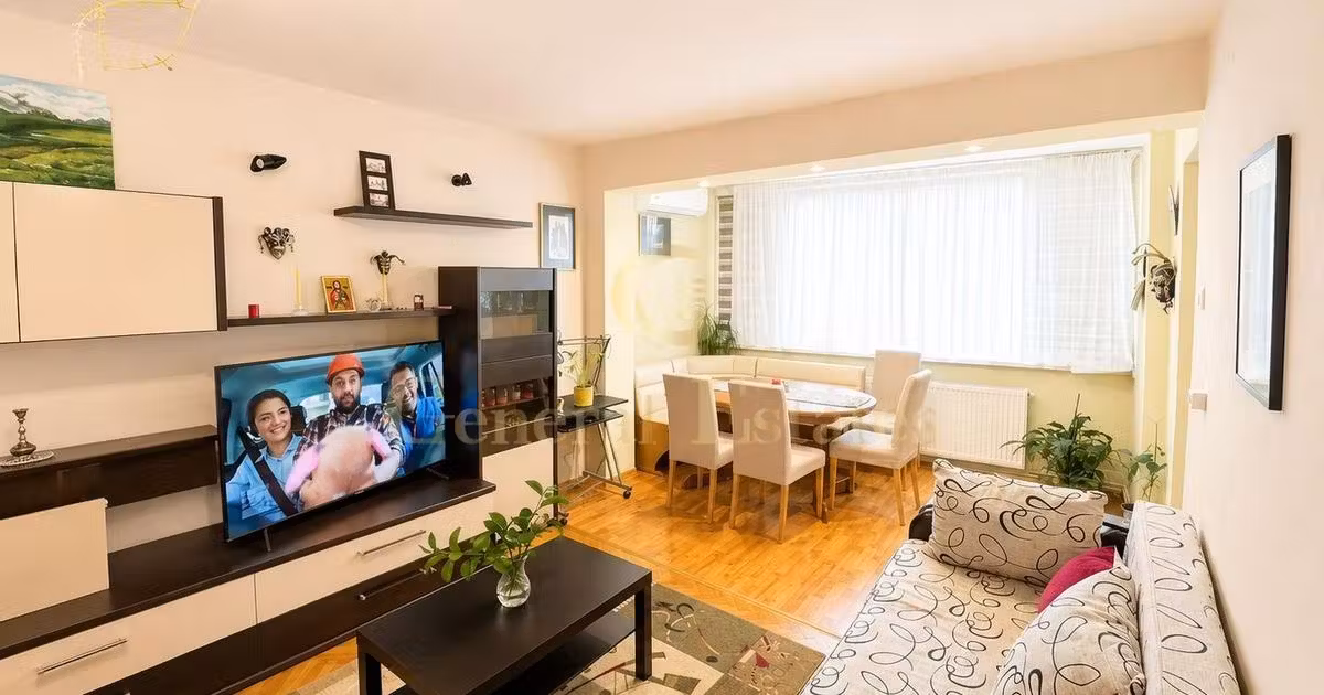 Apartament de vânzare cu 3 camere în zona Central, Brașov