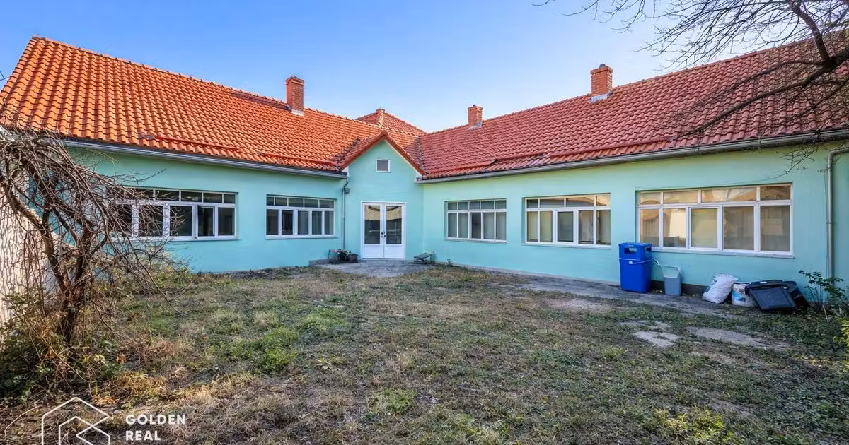 Casă individuală de vânzare cu 9 camere în Lipova