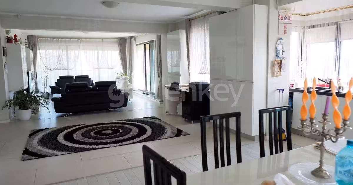 Apartament de vânzare cu 4 camere, mobilat în Mamaia
