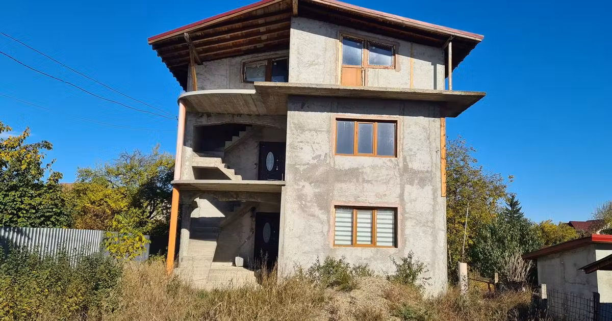 Casă de vânzare cu 6 camere în Adjud