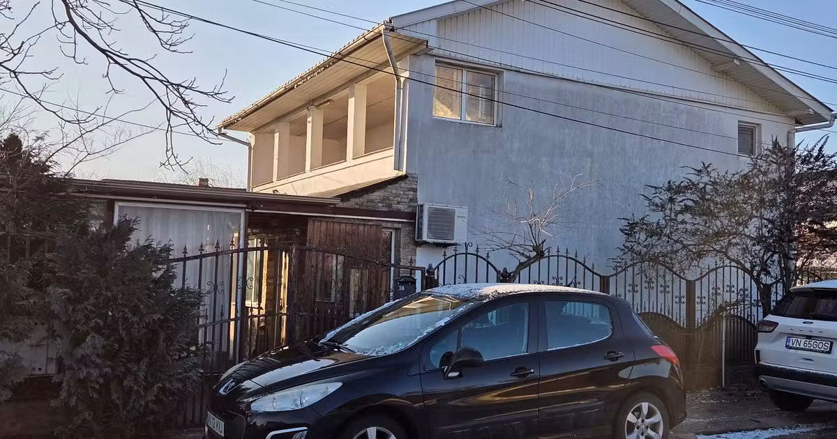 Casă de vânzare cu 5 camere în Adjud