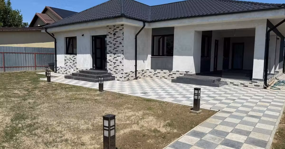 Casă de vânzare cu 3 camere în zona Exterior Nord, Bacău