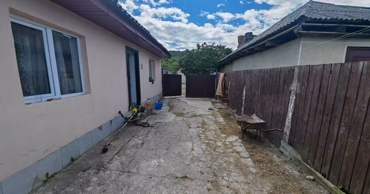 Casă individuală de vânzare cu 6 camere în Bacău
