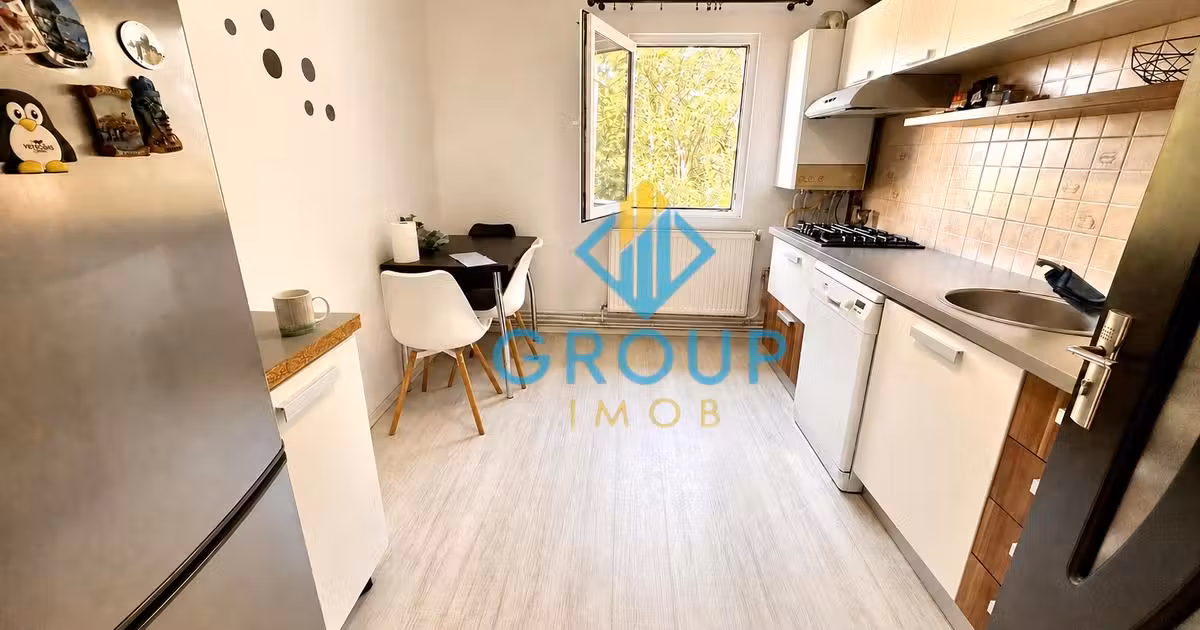 Apartament de vânzare cu 3 camere în zona Cornișa, Bacău