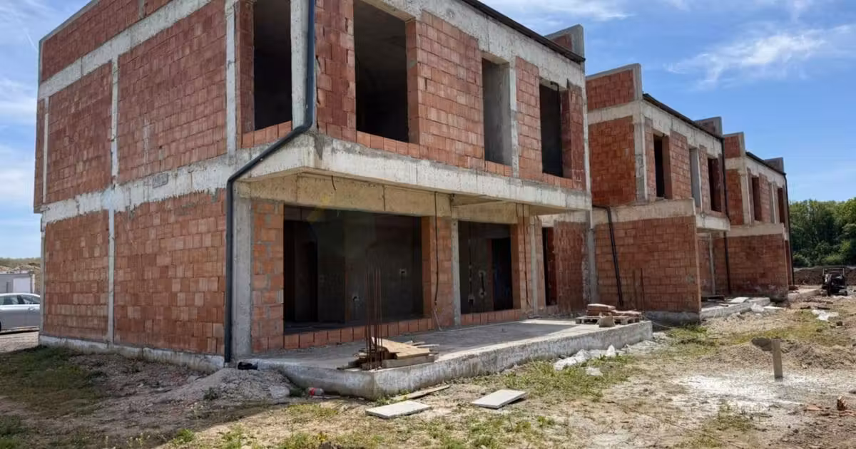 Casă de vânzare cu 6 camere în Tunari