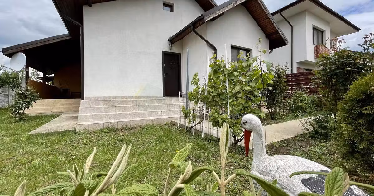 Casă individuală de vânzare cu 2 camere, mobilată în Tunari