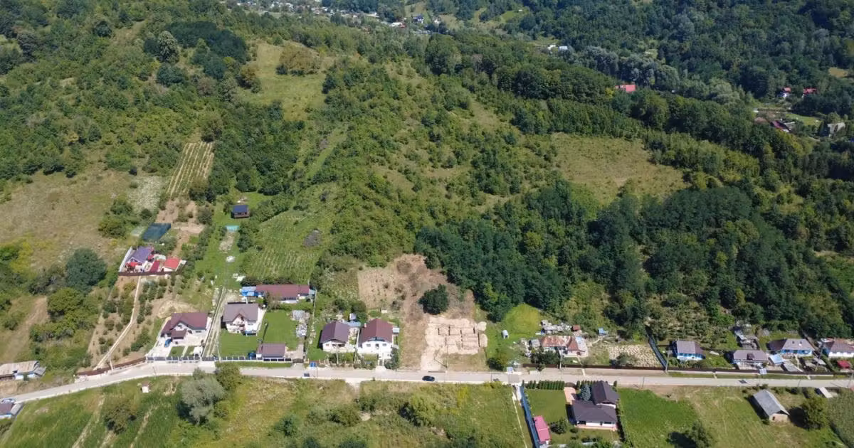 Teren Construcții intravilan de vânzare de 9371 mp, în Podiș