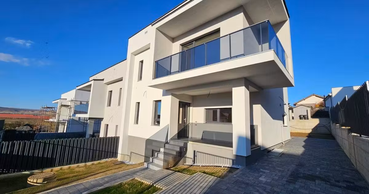 Casă de vânzare cu 4 camere în Dezmir