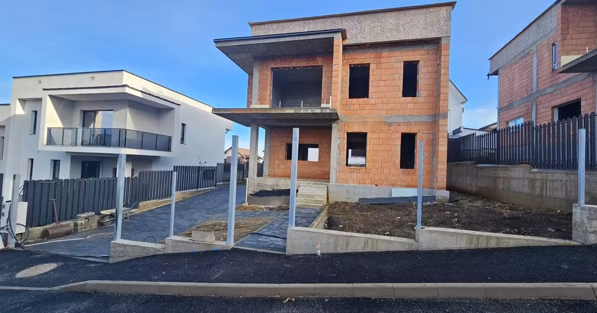 Casă individuală de vânzare cu 4 camere în Dezmir